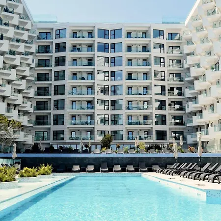 Caro - Infinity Pool &